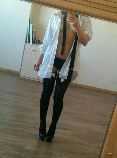 Обнаженная красавица в нейлоновых чулках