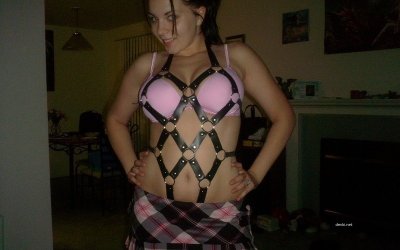 Развратная крошка показывает свои прелести перед камерой