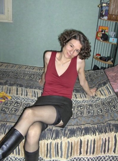 Трахает домашнюю подругу по полной программе