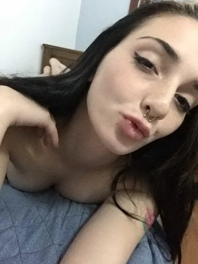 Фото красивой брюнетки с отличной попкой в чулках