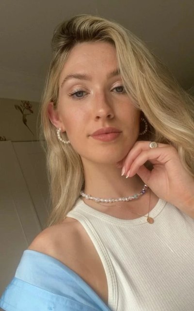 Привлекательная дамочка удовлетворяет себяшку