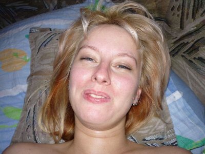 Очаровательная девушка с завораживающей внешностью и шармом