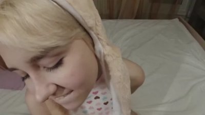 Соблазнительная красотка на камеру мастурбирует и принимает сперму в рот