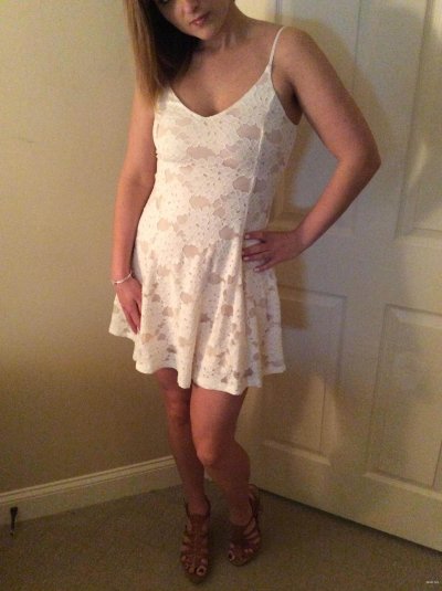 Красотка в наряде показывает свои привлекательные формы