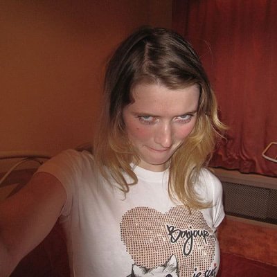 Молодая красотка с пикантной грудью