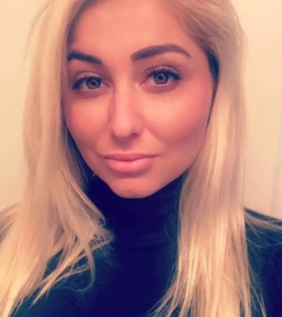 Сексуальная блондинка с привлекательной округлой задницей демонстрирует свое обольстительное тело!