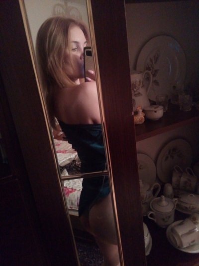 Развратная девушка показывает свою промежность на откровенных снимках