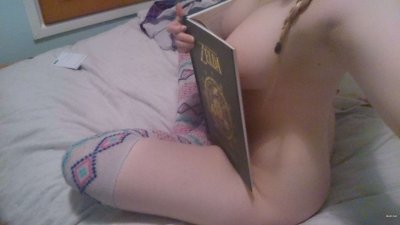 Очаровательная блондинка снова радует стриптизом (часть 5)