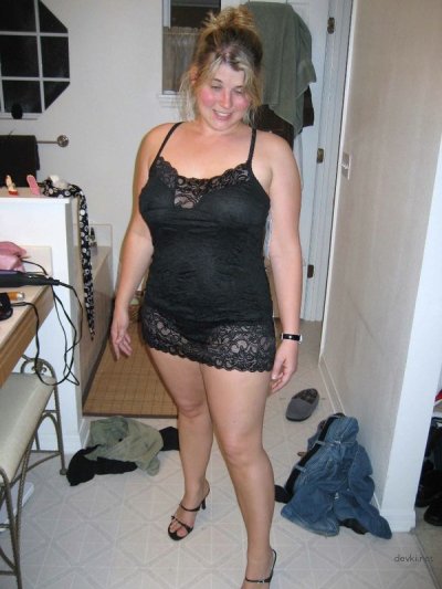 Пухлая красотка с яркой сексуальностью