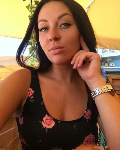 Сексапильная училка фоткается голой в своей спальне