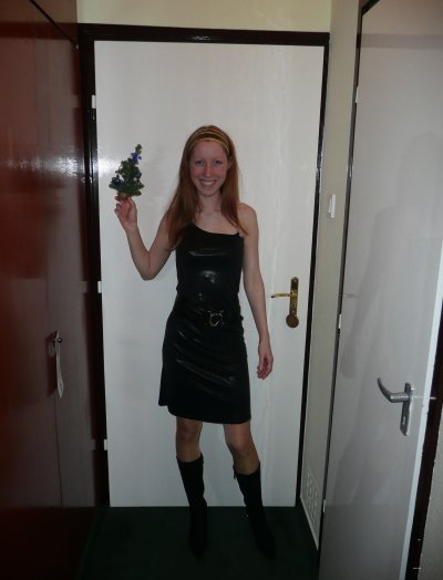 Повсюду огненная красотка.