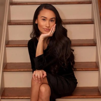 Привлекательная с бронзовой кожей демонстрирует свое обнаженное тело