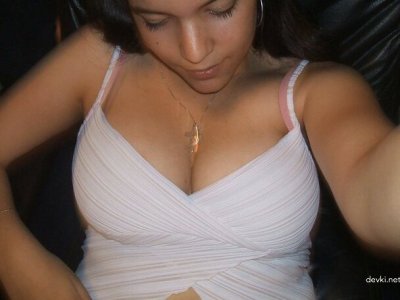 Красотка мастурбирует киску