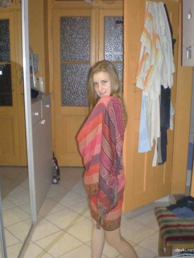 Индивидуальная эротика с очаровательной стройной красавицей