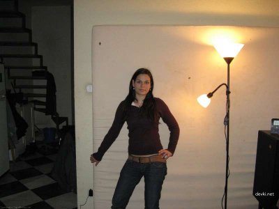 Обнаженная красотка принимает водные процедуры и делает минет