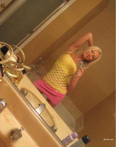 Блондинка с удовольствием принимает в рот масло для массажа