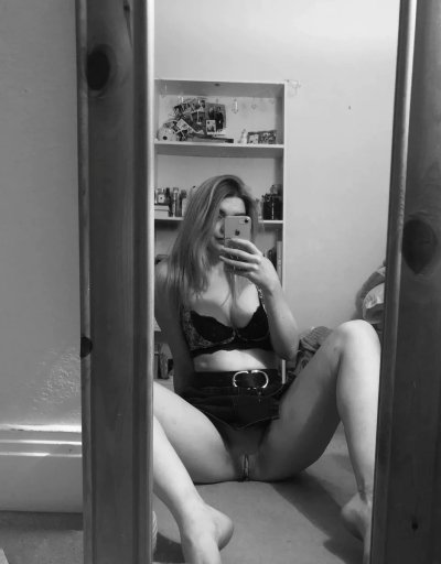 Красотка позирует перед зеркалом 2 - горячая фотосессия!