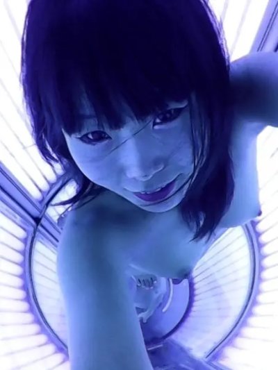 Азиатская красотка фоткает себя во время загара