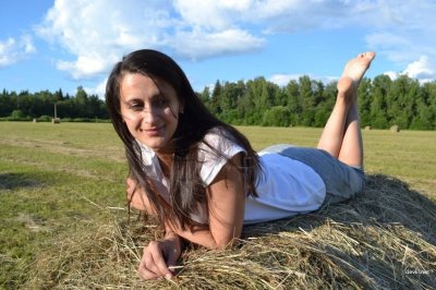 Обворожительная темноволосая красавица показывает свои прелести в лесу