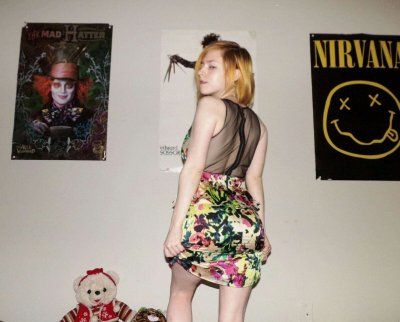 Рыжая красавица в откровенном наряде: не упусти зрелище!