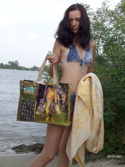 Дрочит, пока на пляже никого нет