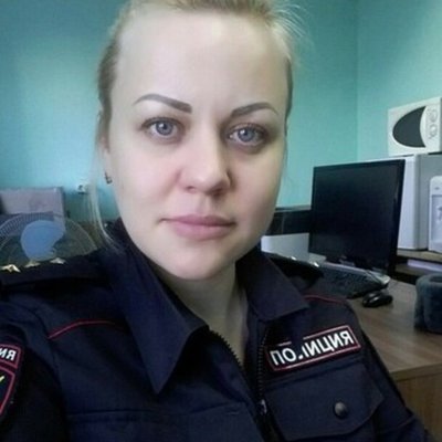 Сексуальная полицейская блондинка России удовлетворяет себя игрушкой