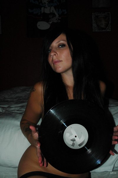 Чувиха взбирается на свой член как на коня