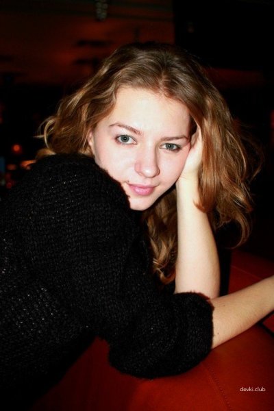 Школьница эротично показывает свои формы в снежной пустыне