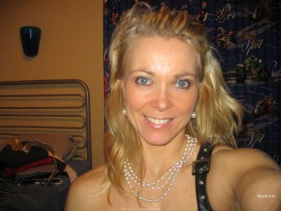 Сексуальная красотка с мощным телом показывает свои прелести перед объективом