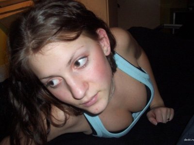 Красотка обрабатывает член у парня