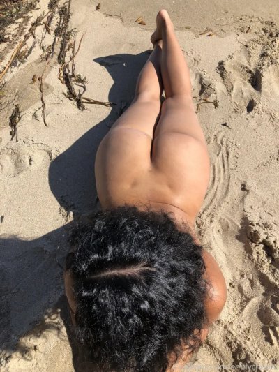 Красотка демонстрирует свои пышные груди