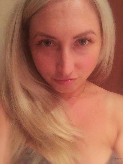 Грудастая барби показывает свою киску