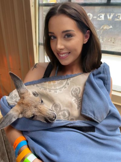 Молодая красотка показывает свою киску и занимается анальным сексом