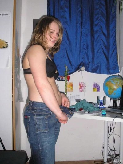 Раздевается и демонстрирует свою красоту в обнаженном виде