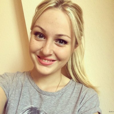 Молодая красотка обожает снимать соблазнительные фотографии