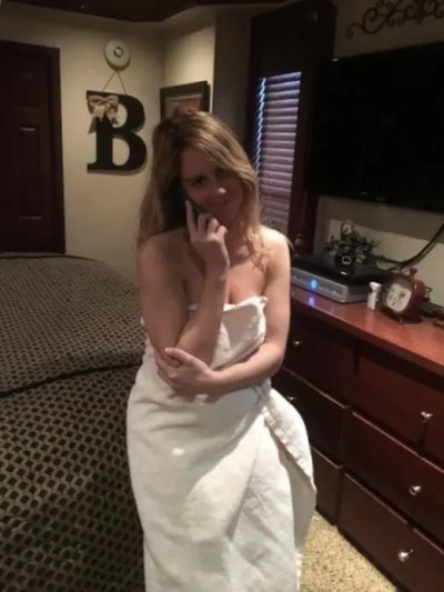 Знойная мамочка с пышной грудью фотографирует себя