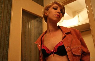 Женщина проверяет свои границы в увлекательном анал-эксперименте