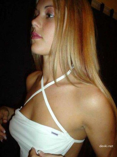 Соблазнительная белокурая красотка в раздевалке