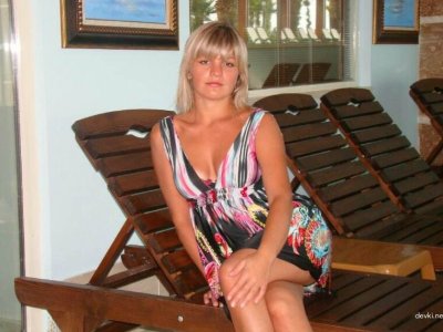 Сексуальная брюнетка позирует обнаженной на камеру