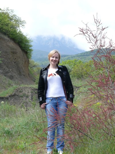 Молодая супруга без верхней одежды гордо демонстрирует свои прелести на морском берегу