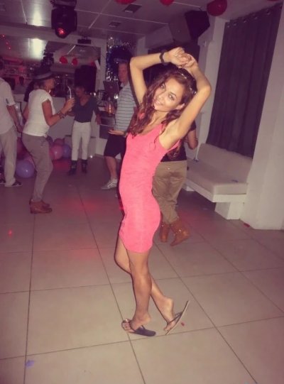 Сняли на видео девочку в клубе сразу с двумя парнями