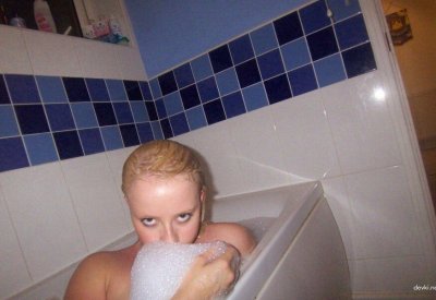 Развратная блондиночка с небольшой грудью показывает свое обнаженное тело