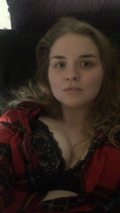 Красотка показывает свои соблазнительные формы