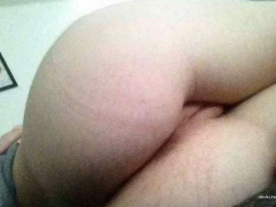 Обожает исследовать свои самые сокровенные места пальчиками!