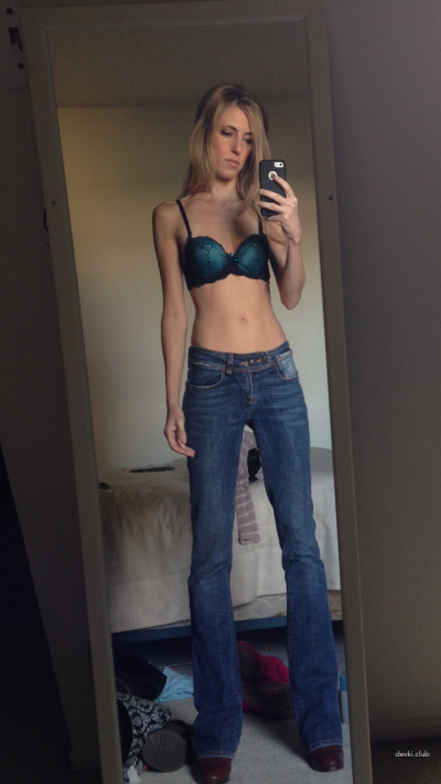 Фото сексапильной девушки с длинными ножками и обворожительным бюстом