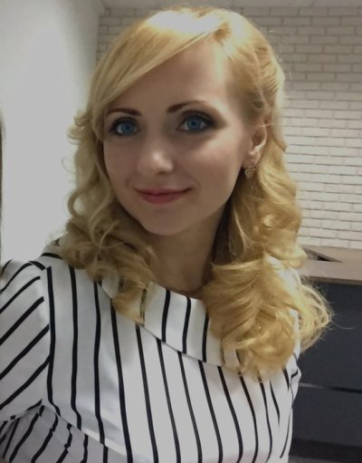 Сексуальная блондинка показывает свою интимную область