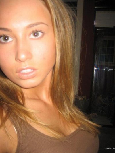 Милашка сделала селфи для порносайта