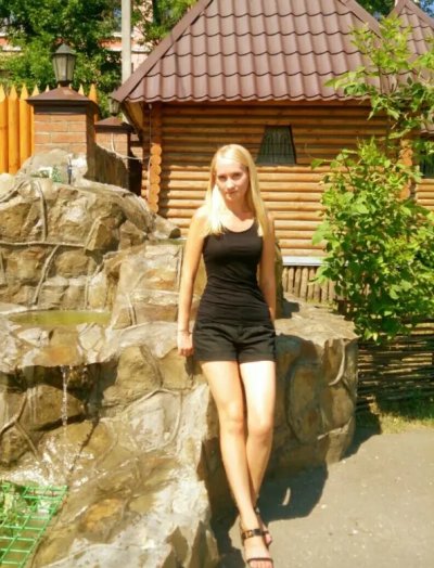 Катя демонстрирует свое обнаженное тело перед камерой