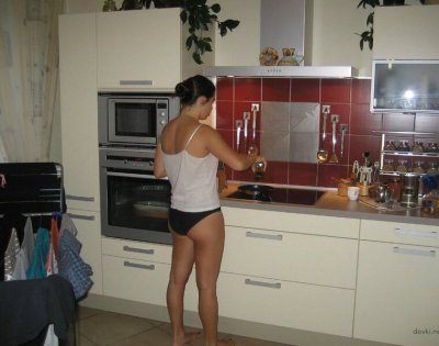 Эбонитовая красотка в кровати