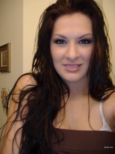 Знойная мамочка сексуально позирует на домашнем снимке